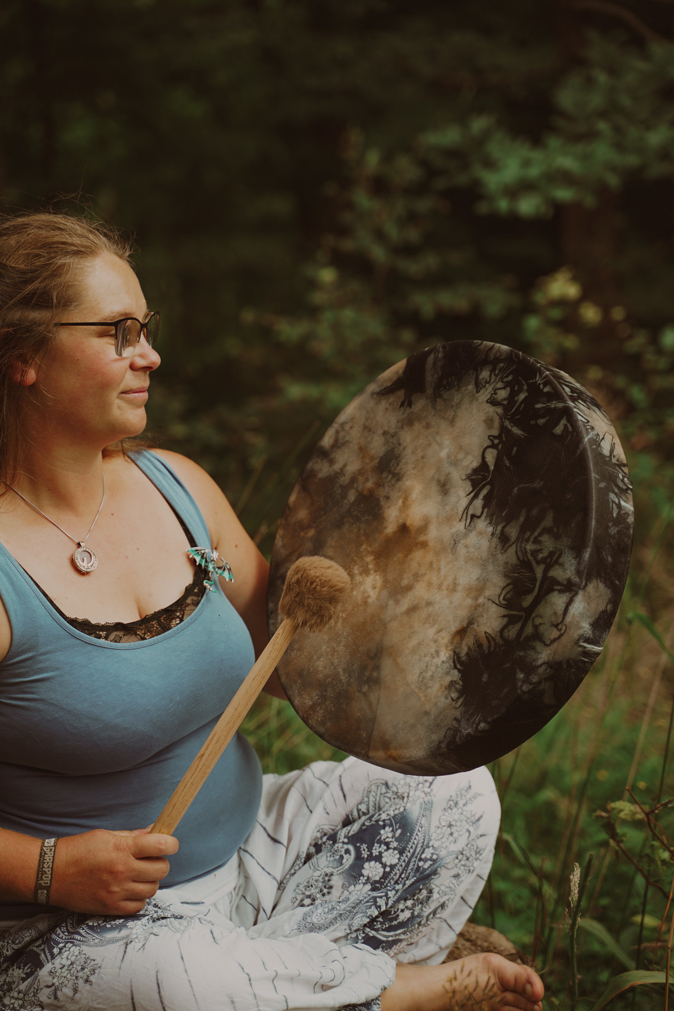 Laura Louwette et son tambour chamanique dans la forêt