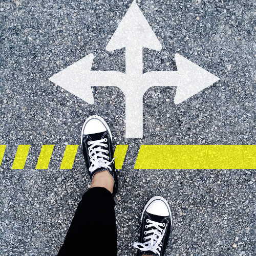 Des pieds et des flèches de changement de direction