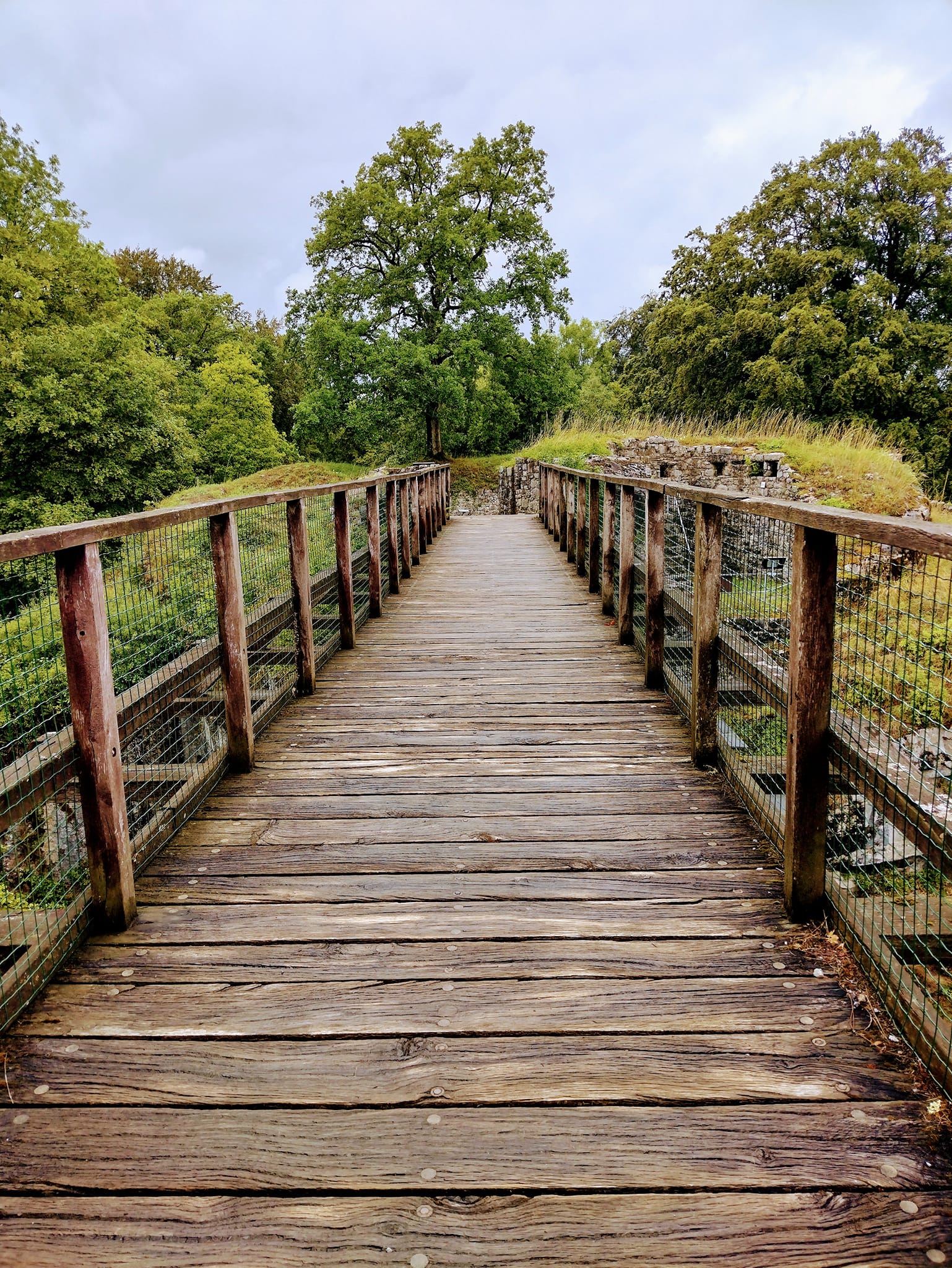 Un pont de bois reliant deux endroits