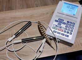 un appareil de biorésonance douce, Rayonex PS10 sur une table